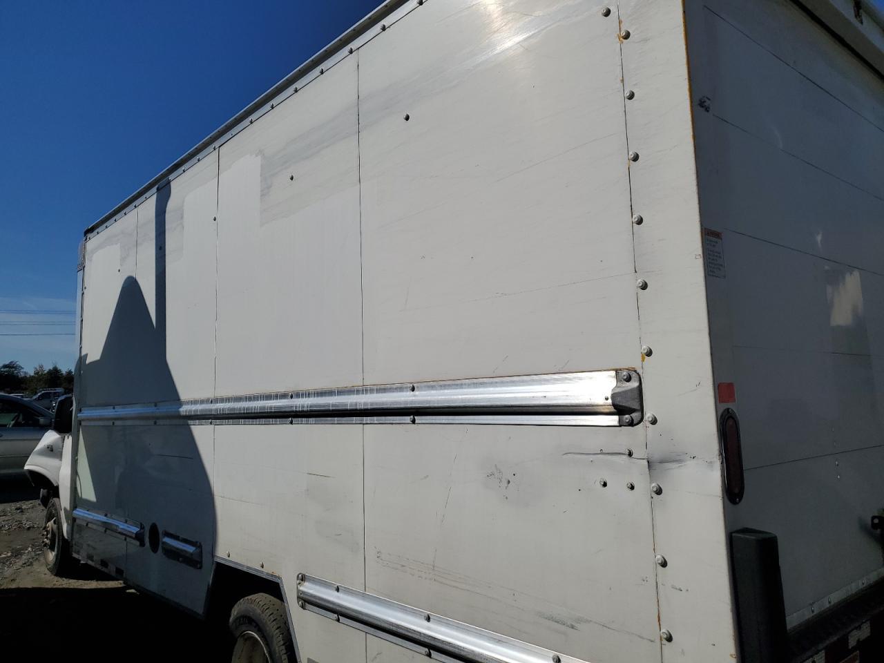 2017 GMC Savana Box Truck - Фото 4