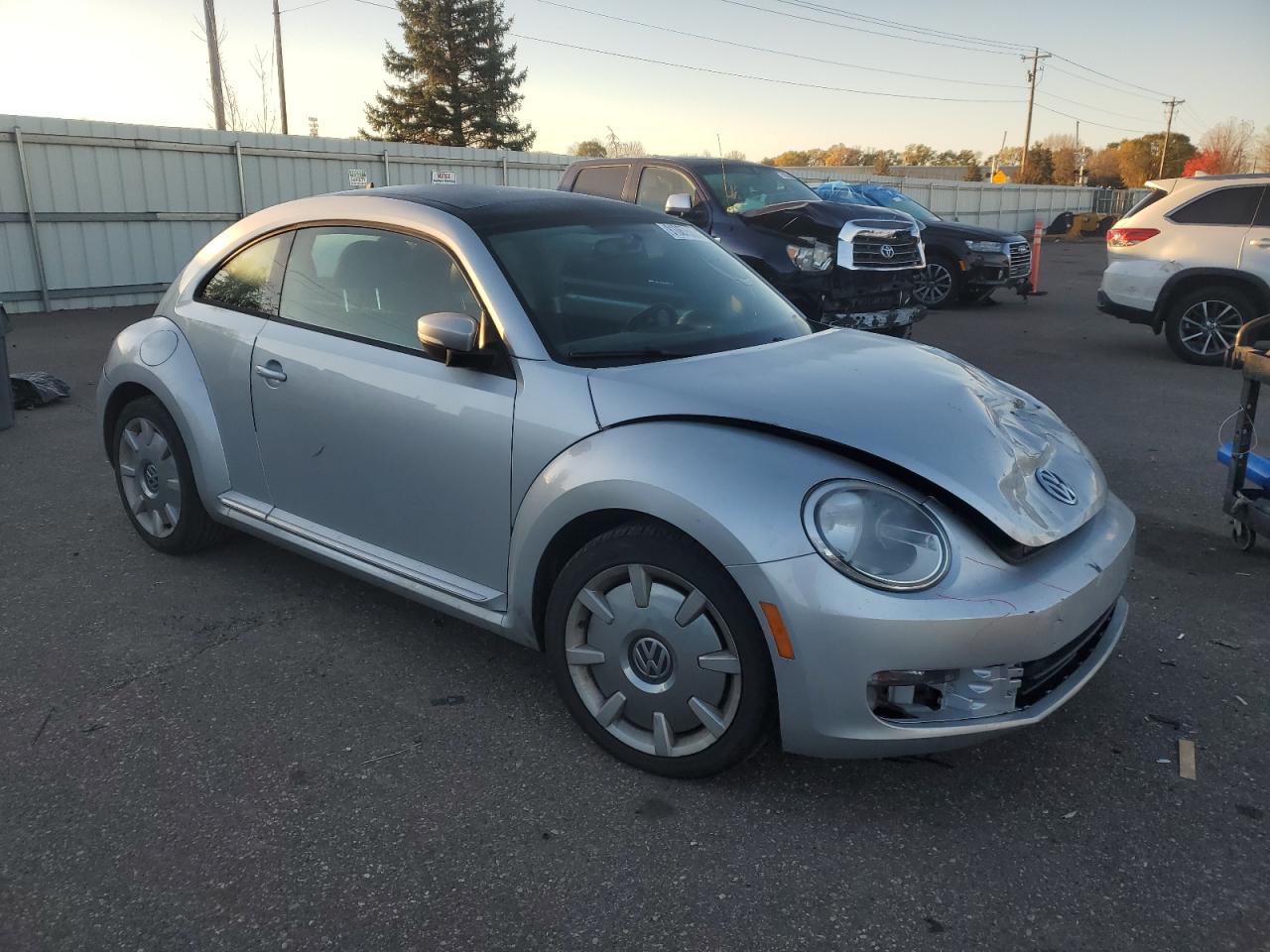 2013 Volkswagen Beetle - Фото 4