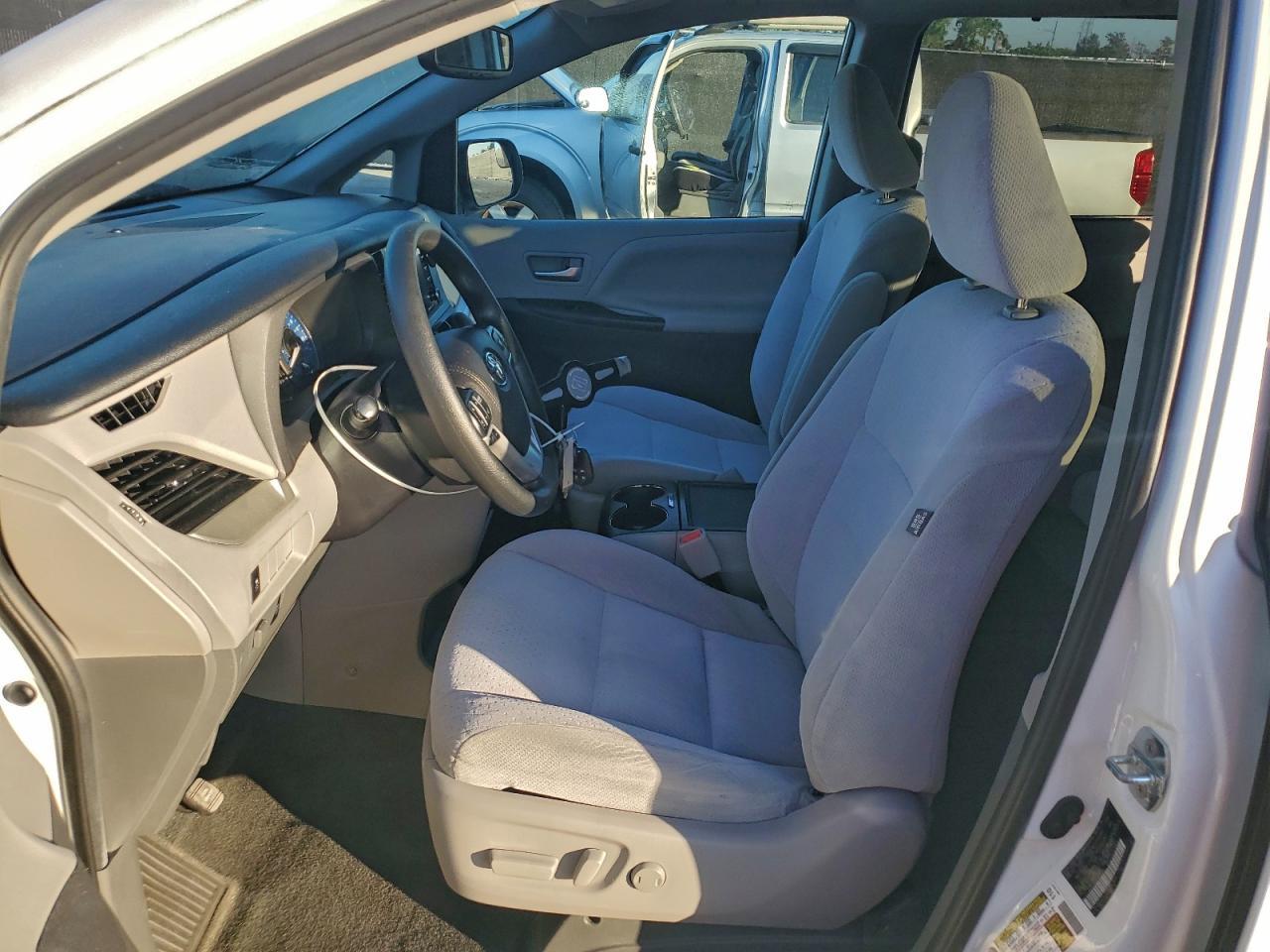 2022 Toyota Sienna Le - Фото 7