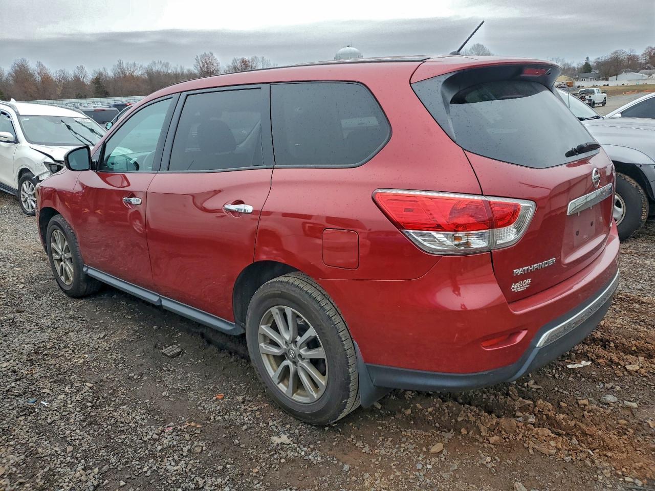 2014 Nissan Pathfinder S - Image 2