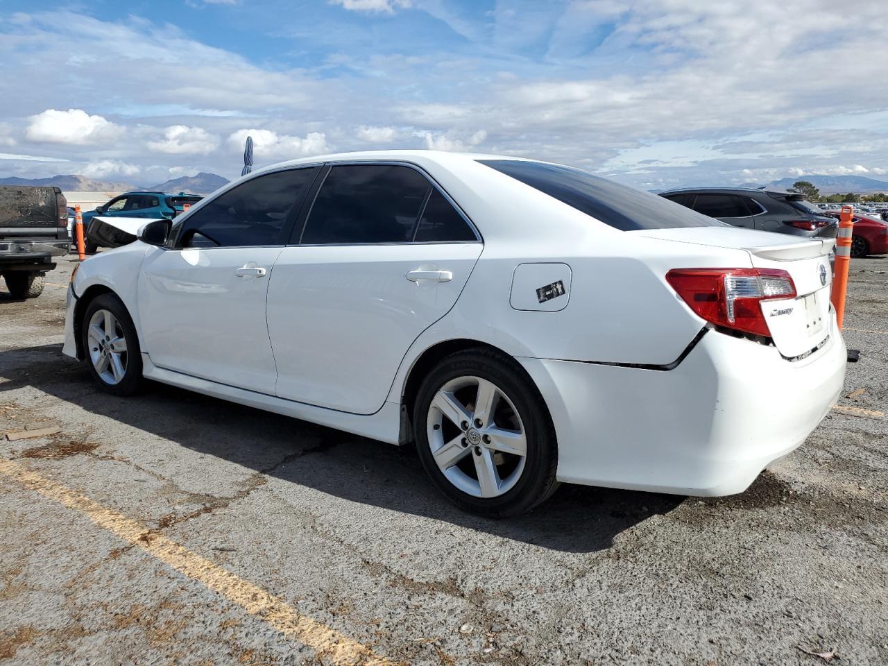 2014 Toyota Camry L - Фото 2