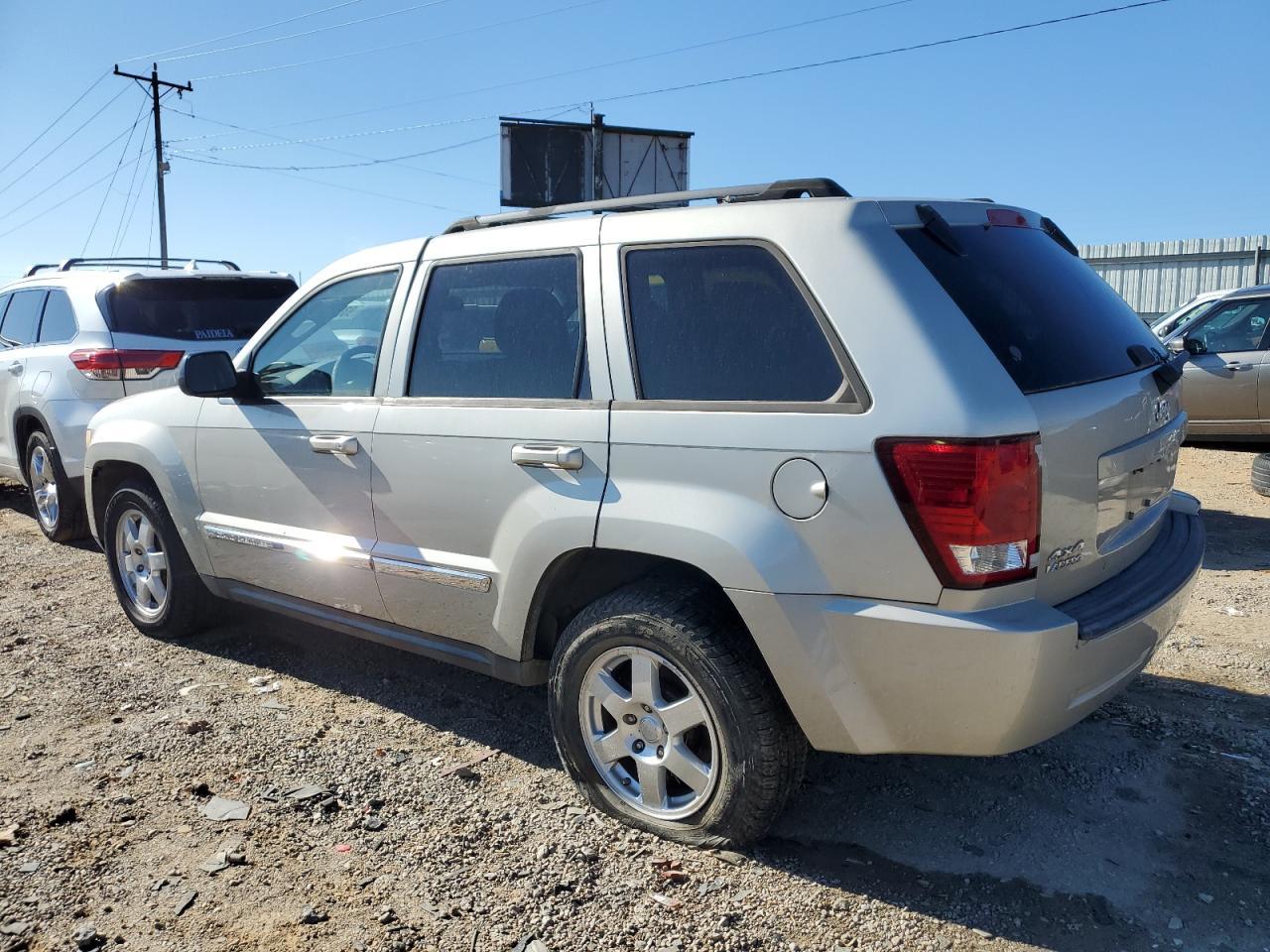 2010 Jeep Grand Cherokee Laredo - Image 3