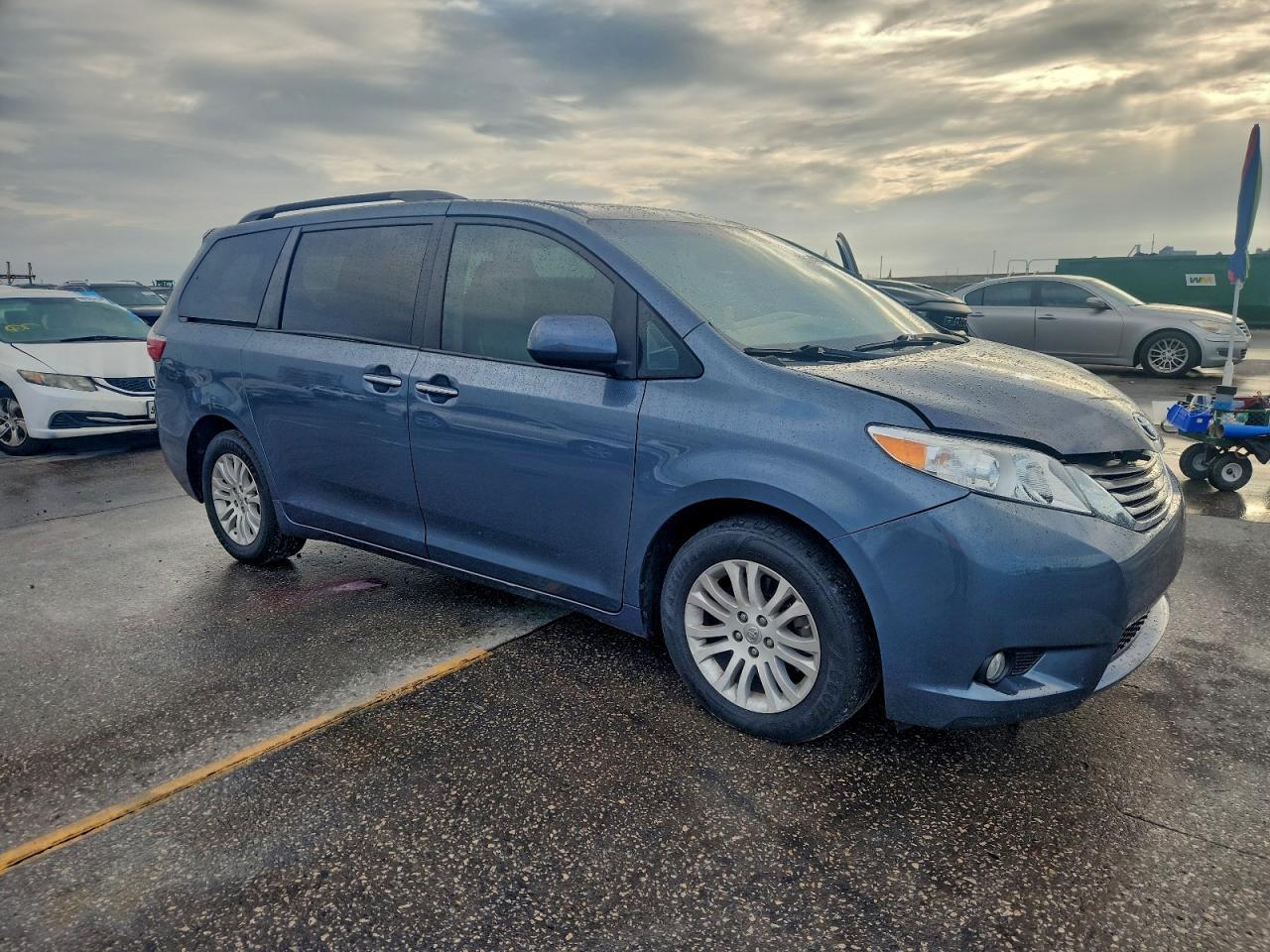 2015 Toyota Sienna - Image 4