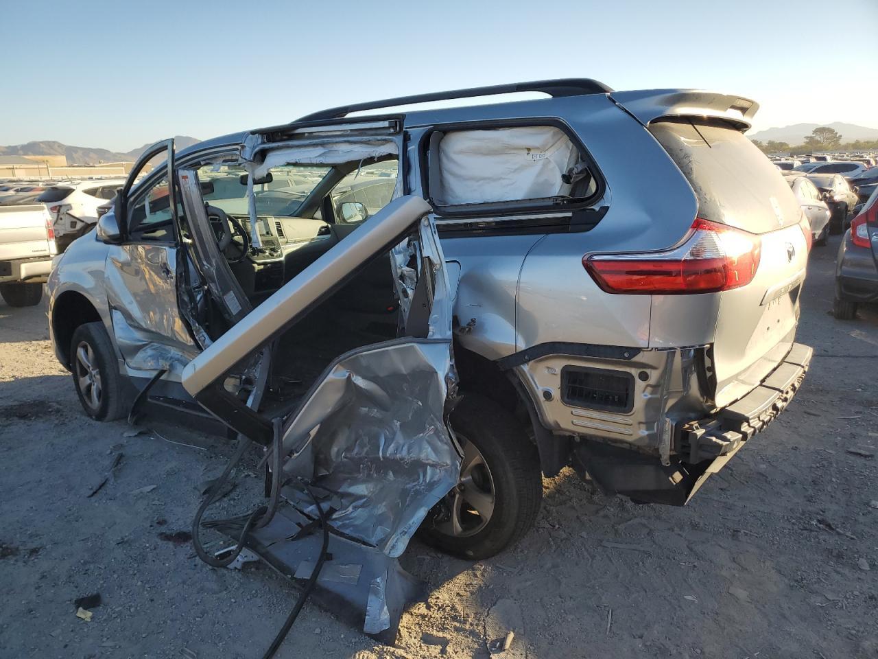 2017 Toyota Sienna Le - Фото 2