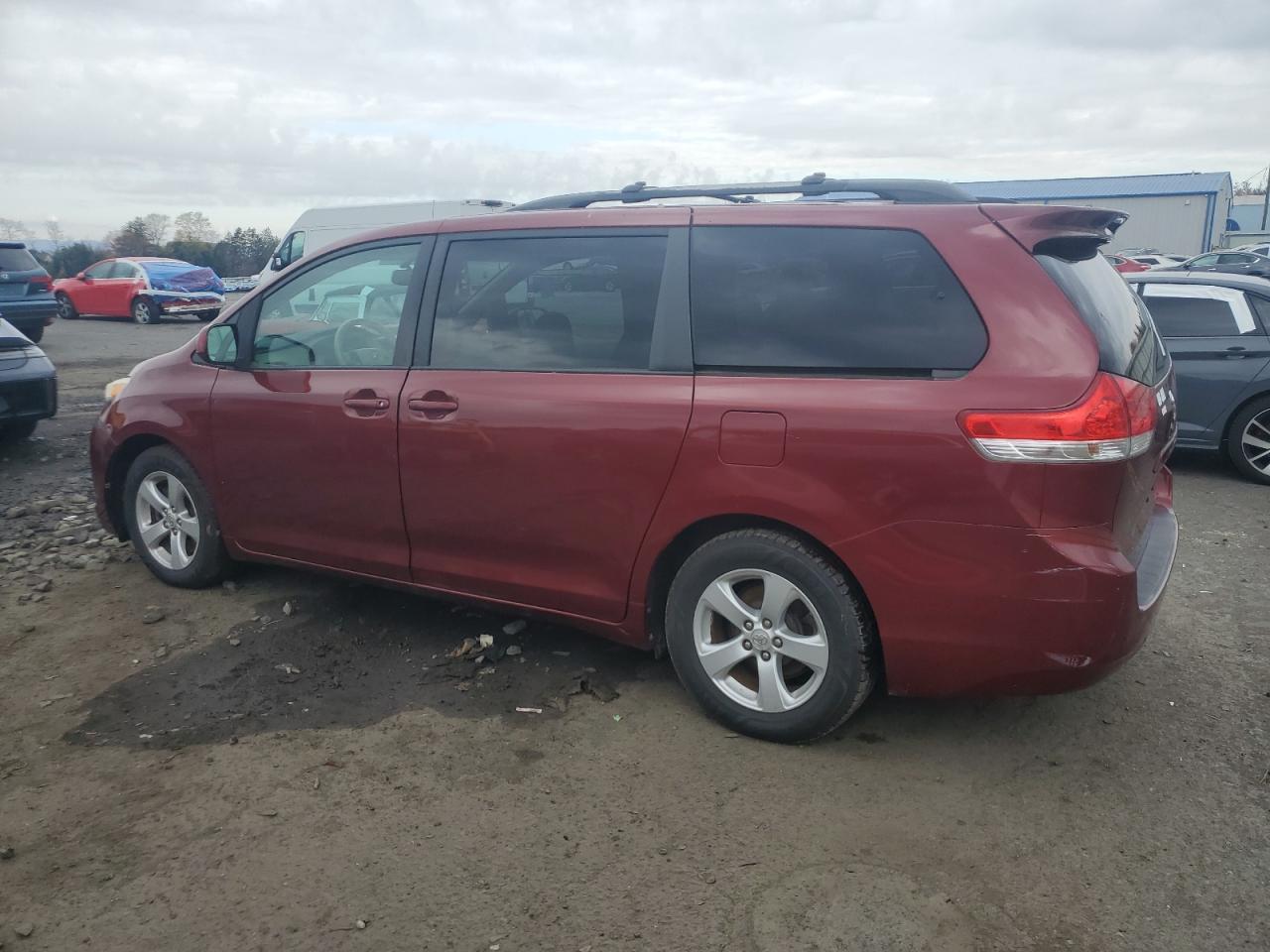 2011 Toyota Sienna Le - Фото 2