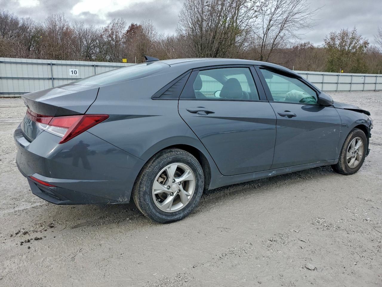 2023 Hyundai Elantra Se - Image 3