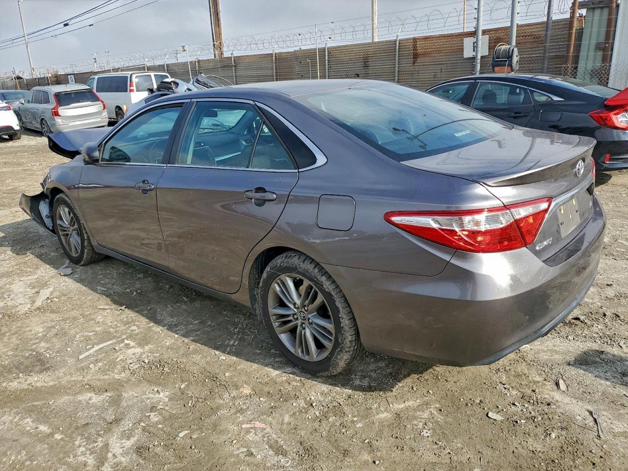 2016 Toyota Camry Le - Фото 2