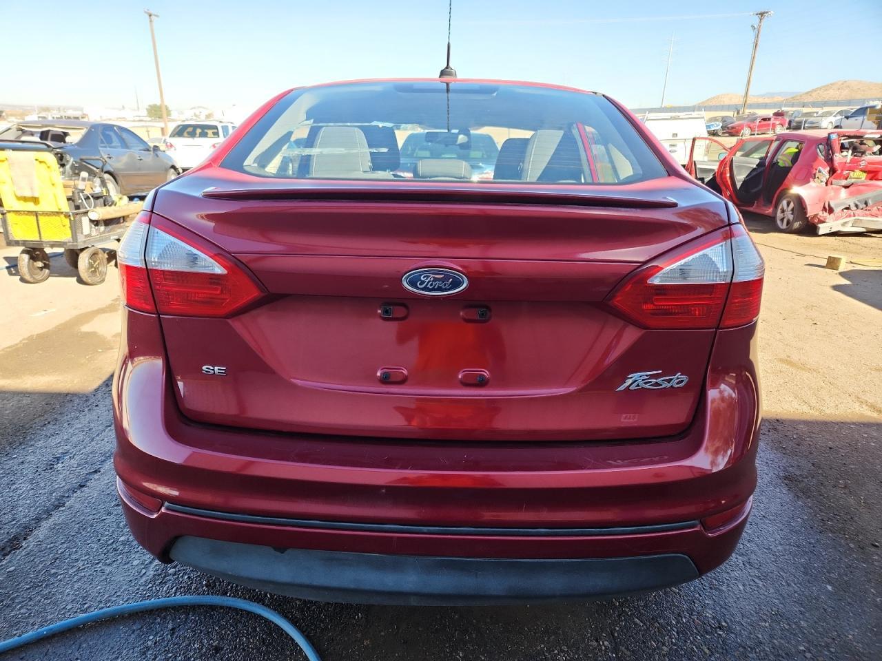 2014 Ford Fiesta Se - Фото 6