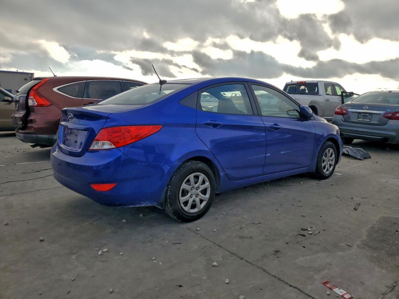 2012 Hyundai Accent - Image 3