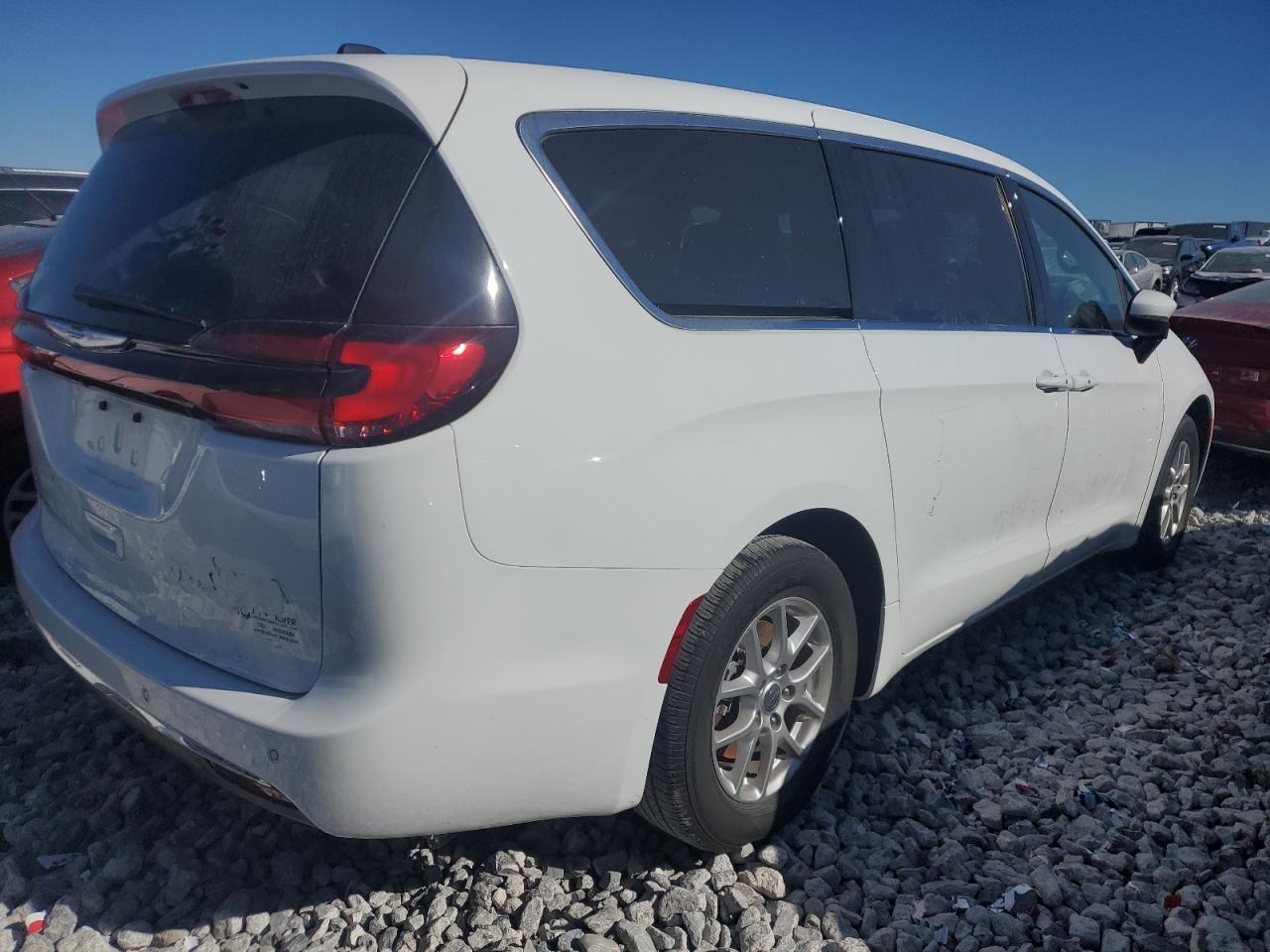 2023 Chrysler Pacifica Touring - Фото 3