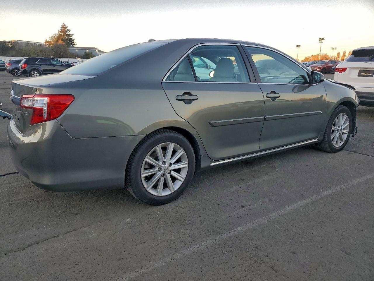 2014 Toyota Camry Se - Image 3
