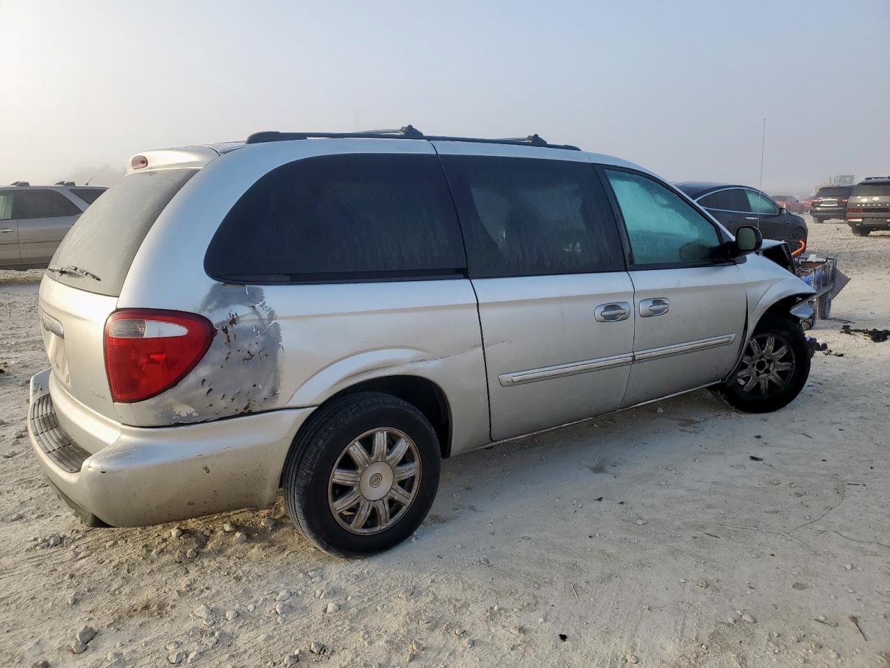 2005 Chrysler Town & Country Touring - Фото 3