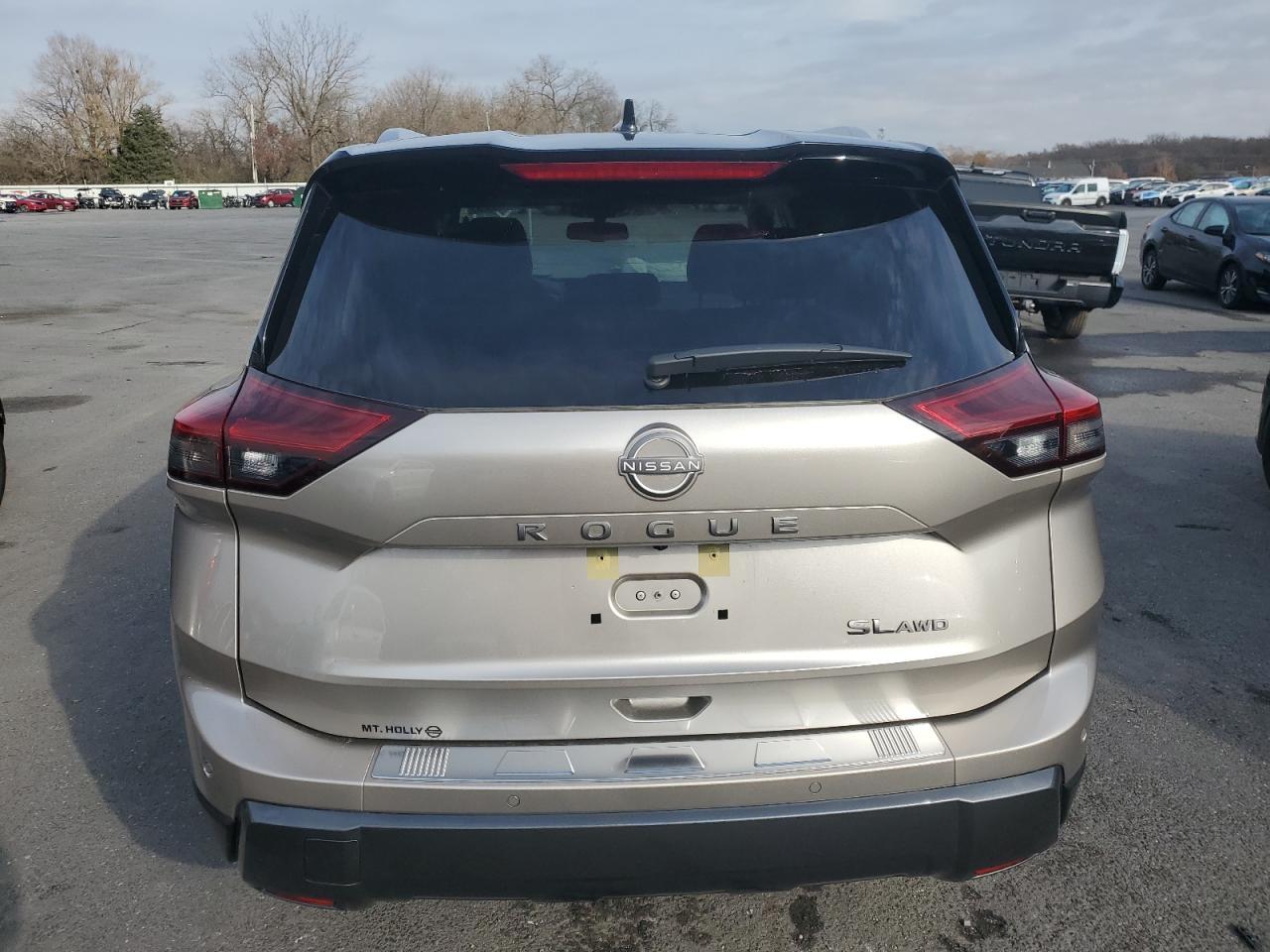 2025 Nissan Rogue Sl - Image 6