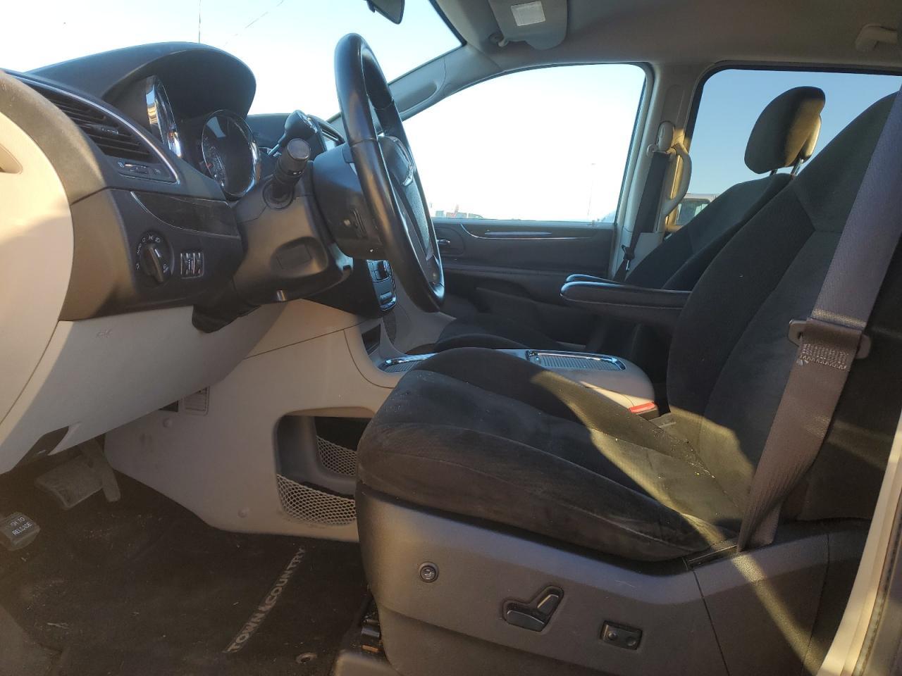 2015 Chrysler Town & Country Touring - Image 7