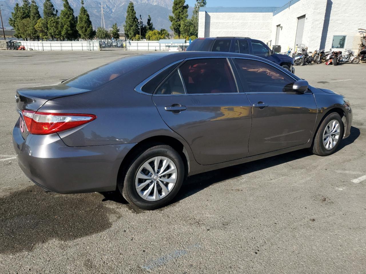 2015 Toyota Camry Le - Фото 3
