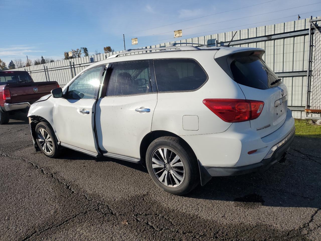 2017 Nissan Pathfinder S - Фото 2