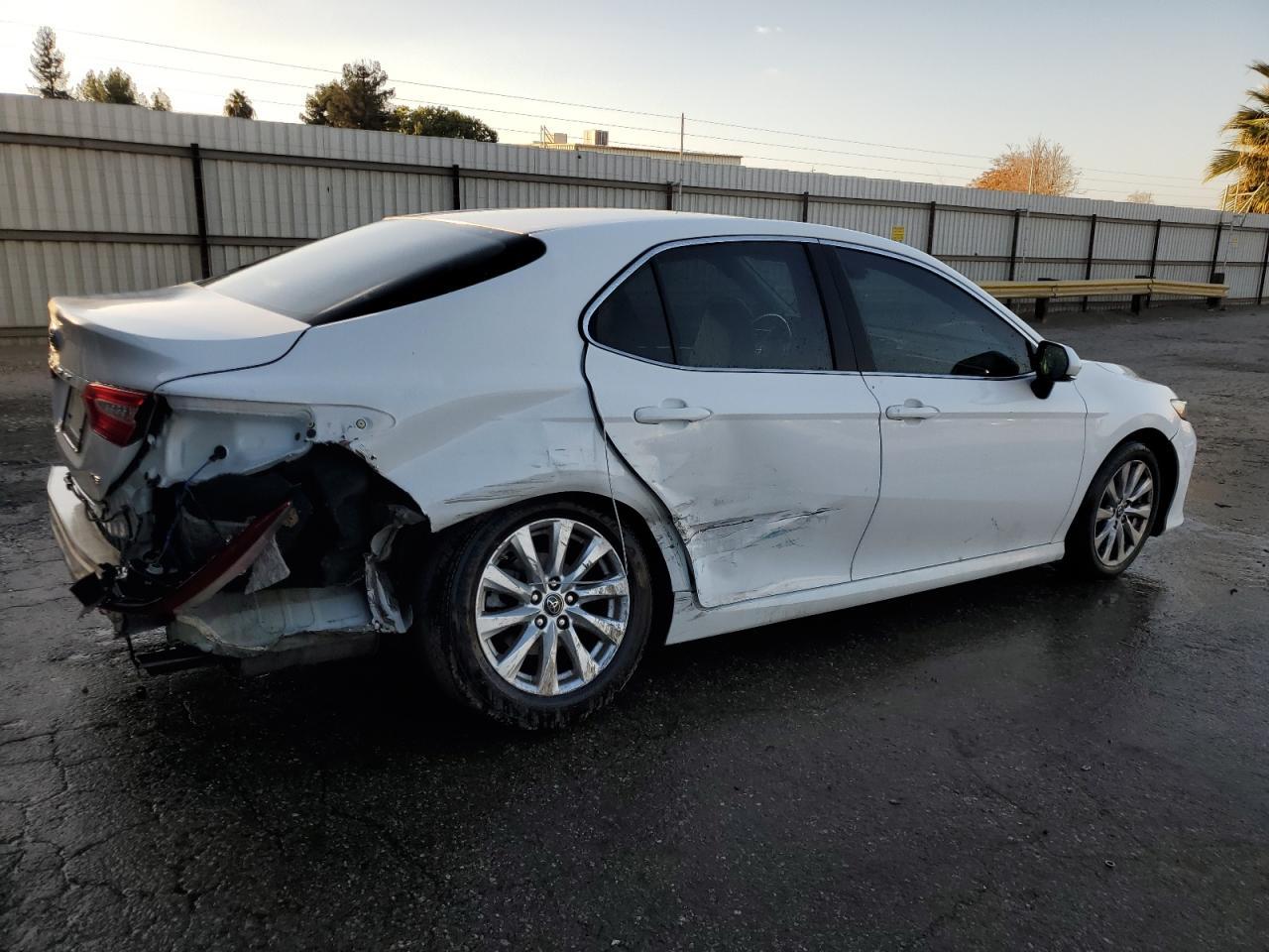 2018 Toyota Camry Le - Фото 3