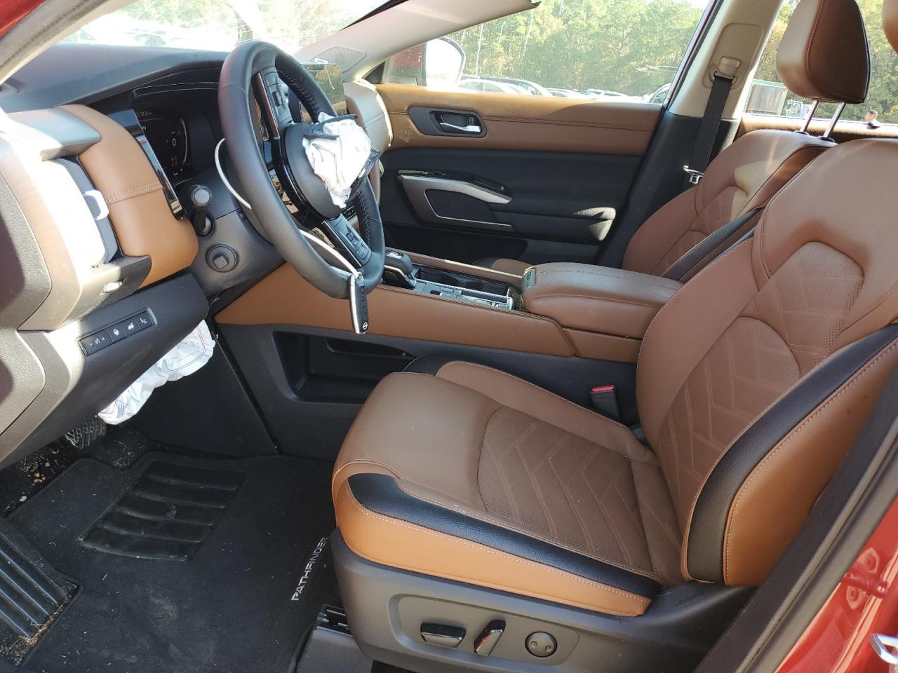 2025 Nissan Pathfinder Platinum - Image 7