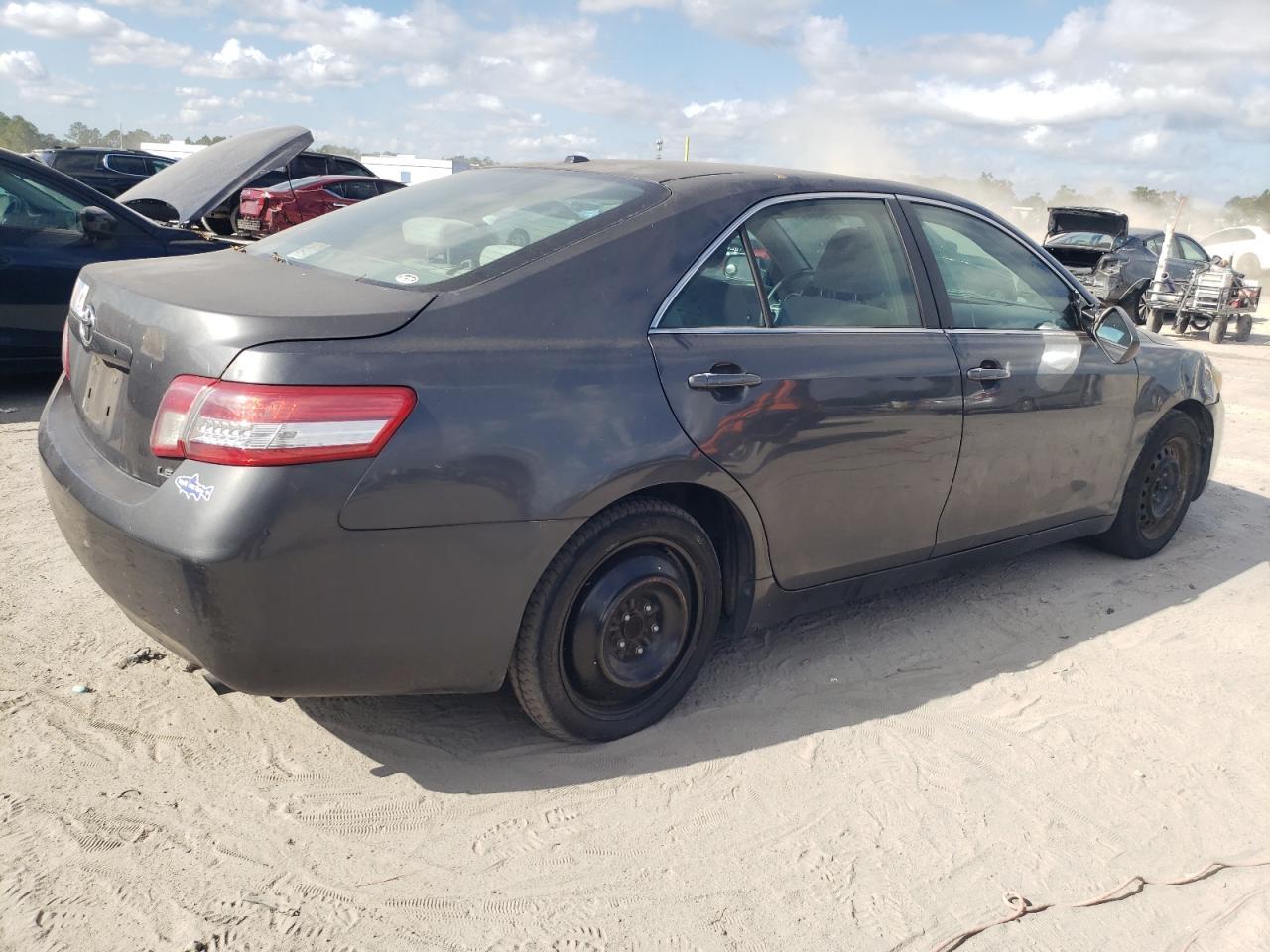 2010 Toyota Camry Le - Фото 3