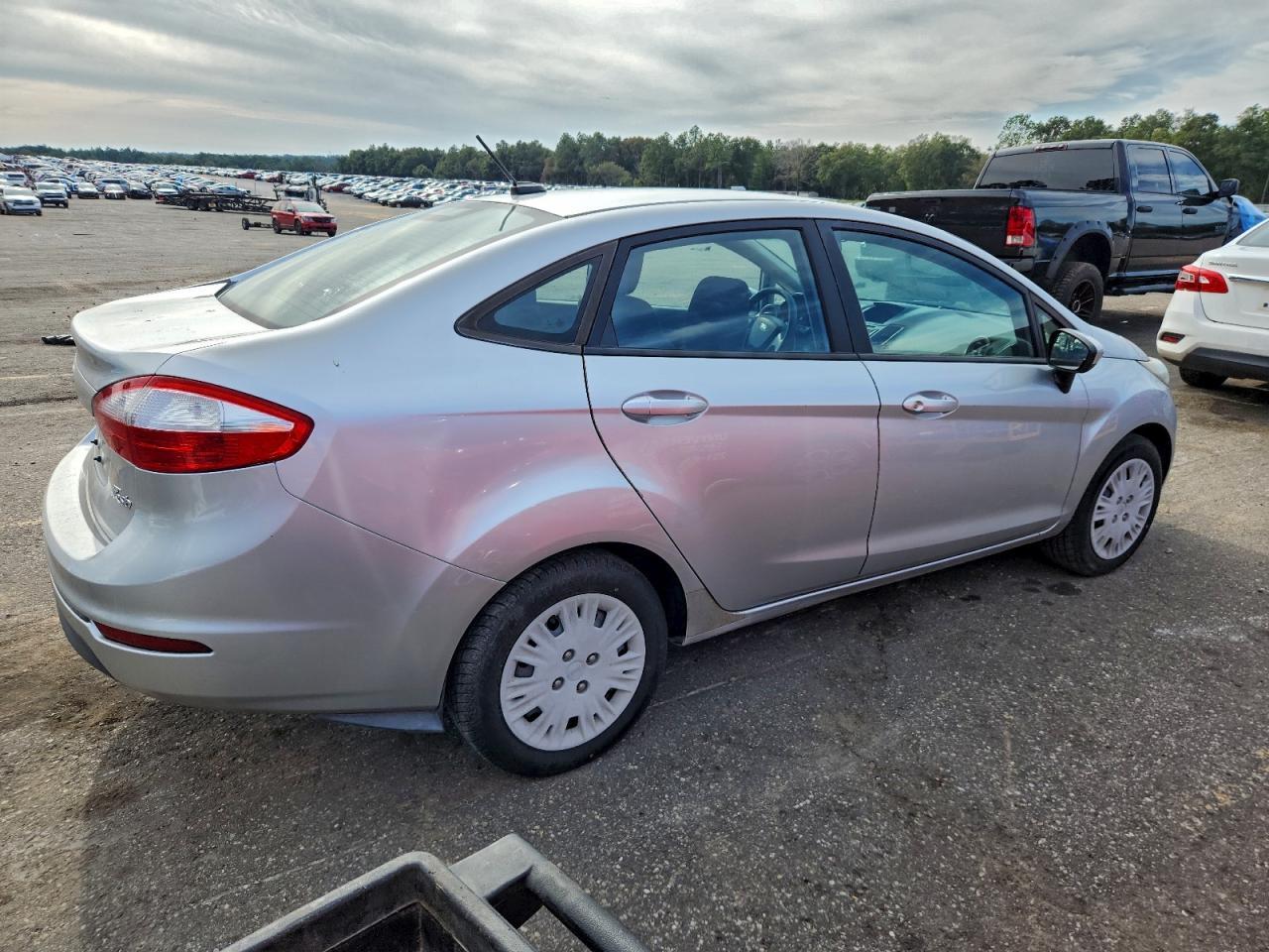 2015 Ford Fiesta S - Фото 3