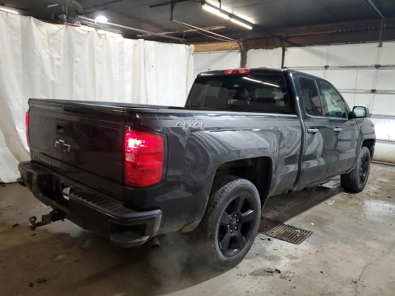 2017 Chevrolet Silverado K1500 Custom - Фото 3