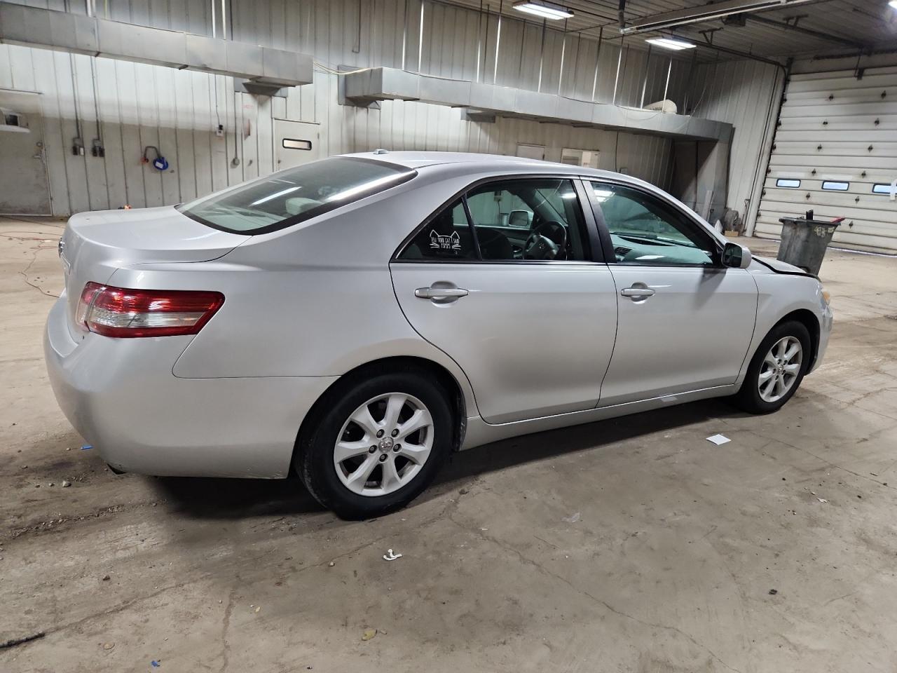 2010 Toyota Camry Base - Фото 3
