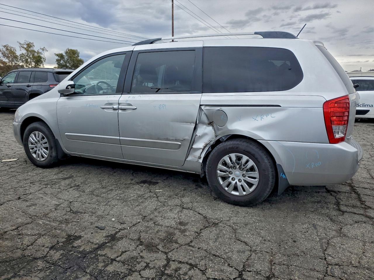 2014 Kia Sedona Lx - Фото 2