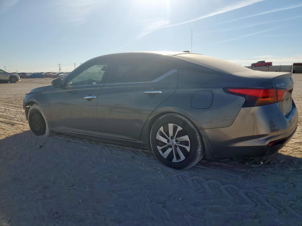 2019 Nissan Altima S - Фото 2