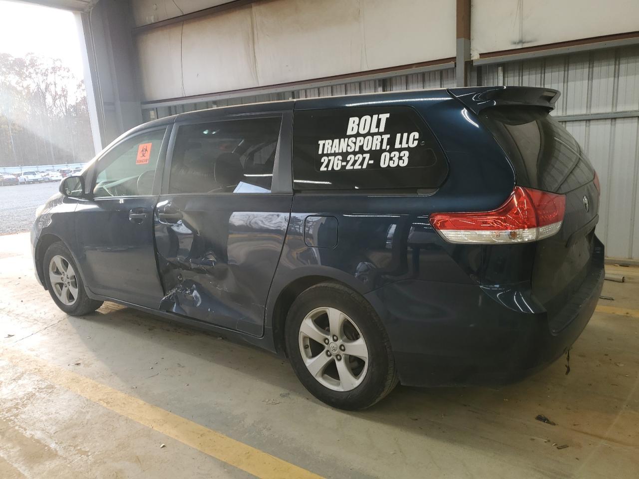 2011 Toyota Sienna - Фото 2