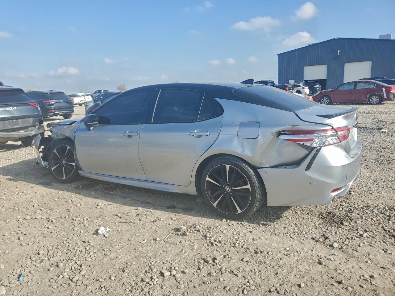 2020 Toyota Camry Xse - Фото 2