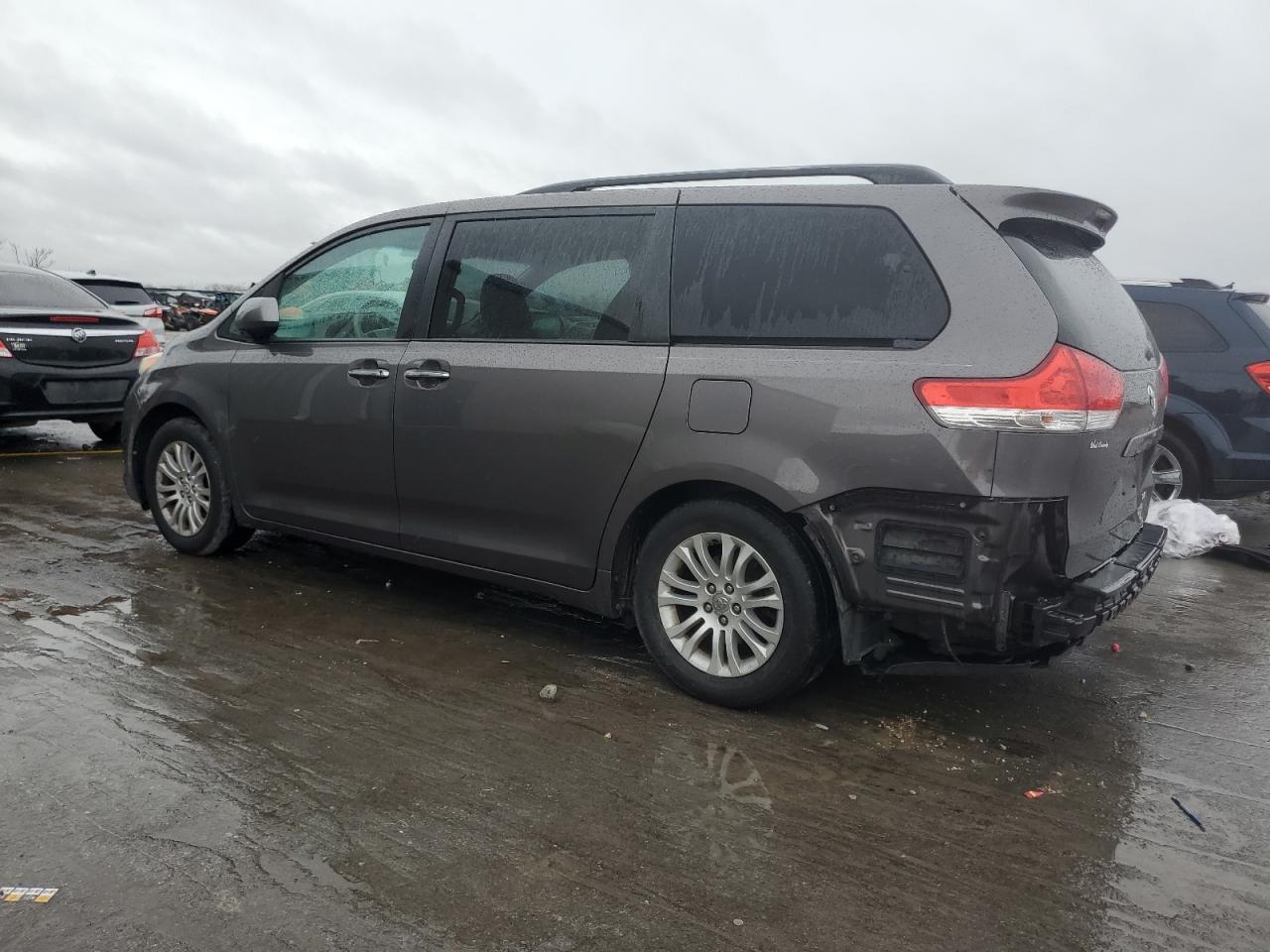 2012 Toyota Sienna Xle - Фото 2