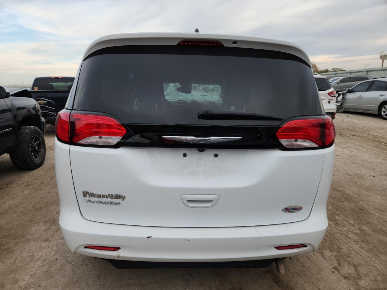 2023 Chrysler Voyager Lx - Фото 6