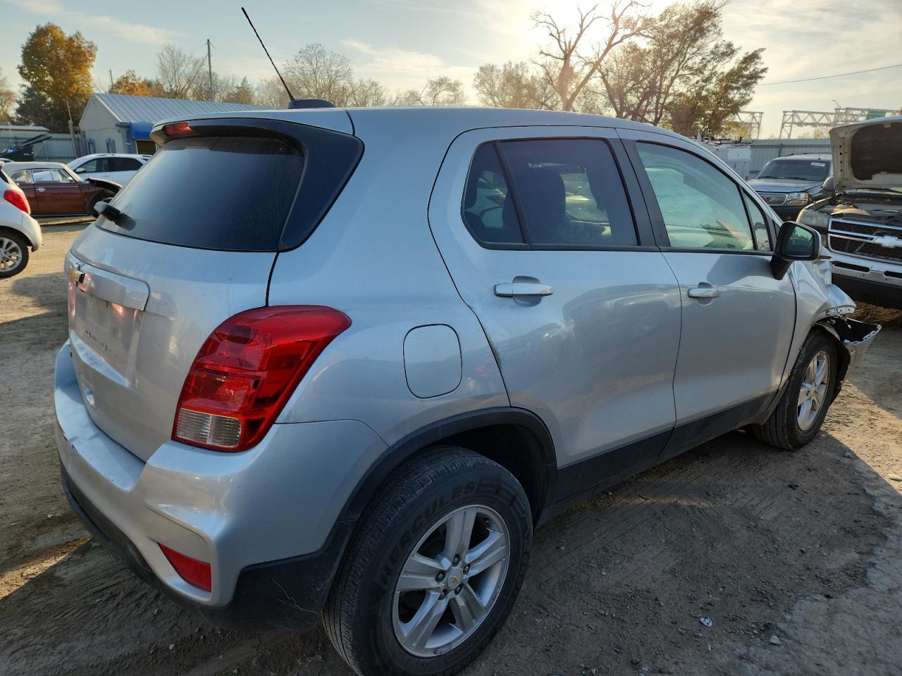 2022 Chevrolet Trax Ls - Image 3