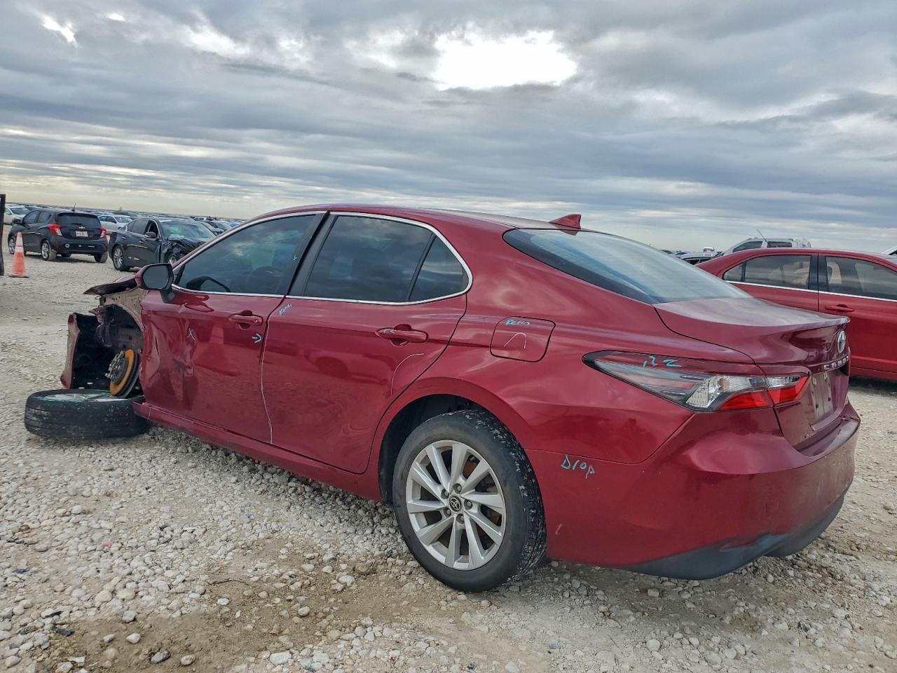 2022 Toyota Camry Le - Фото 2