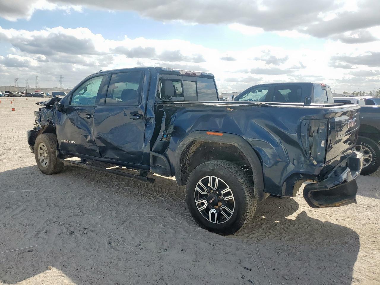 2022 GMC Sierra K2500 At4 - Фото 2