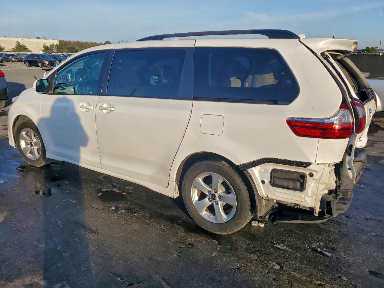 2022 Toyota Sienna Le - Фото 2