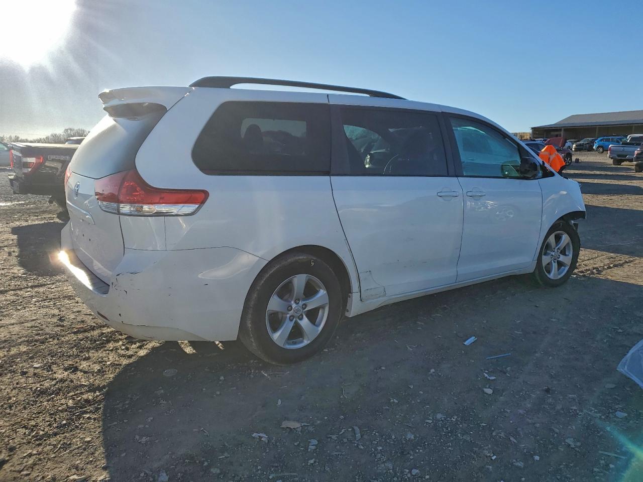 2011 Toyota Sienna Le - Фото 3