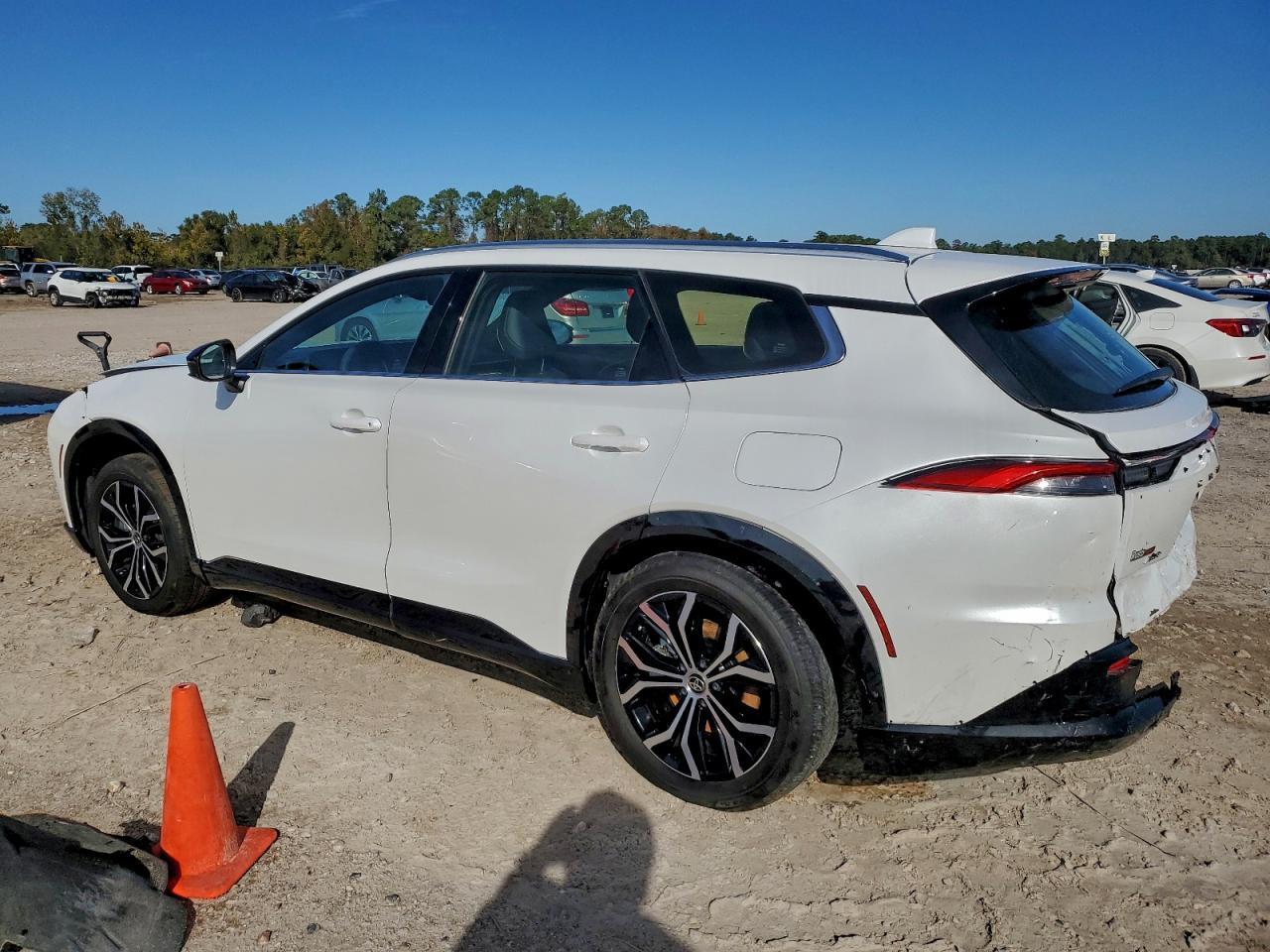 2025 Toyota Crown Signia Xle - Image 2