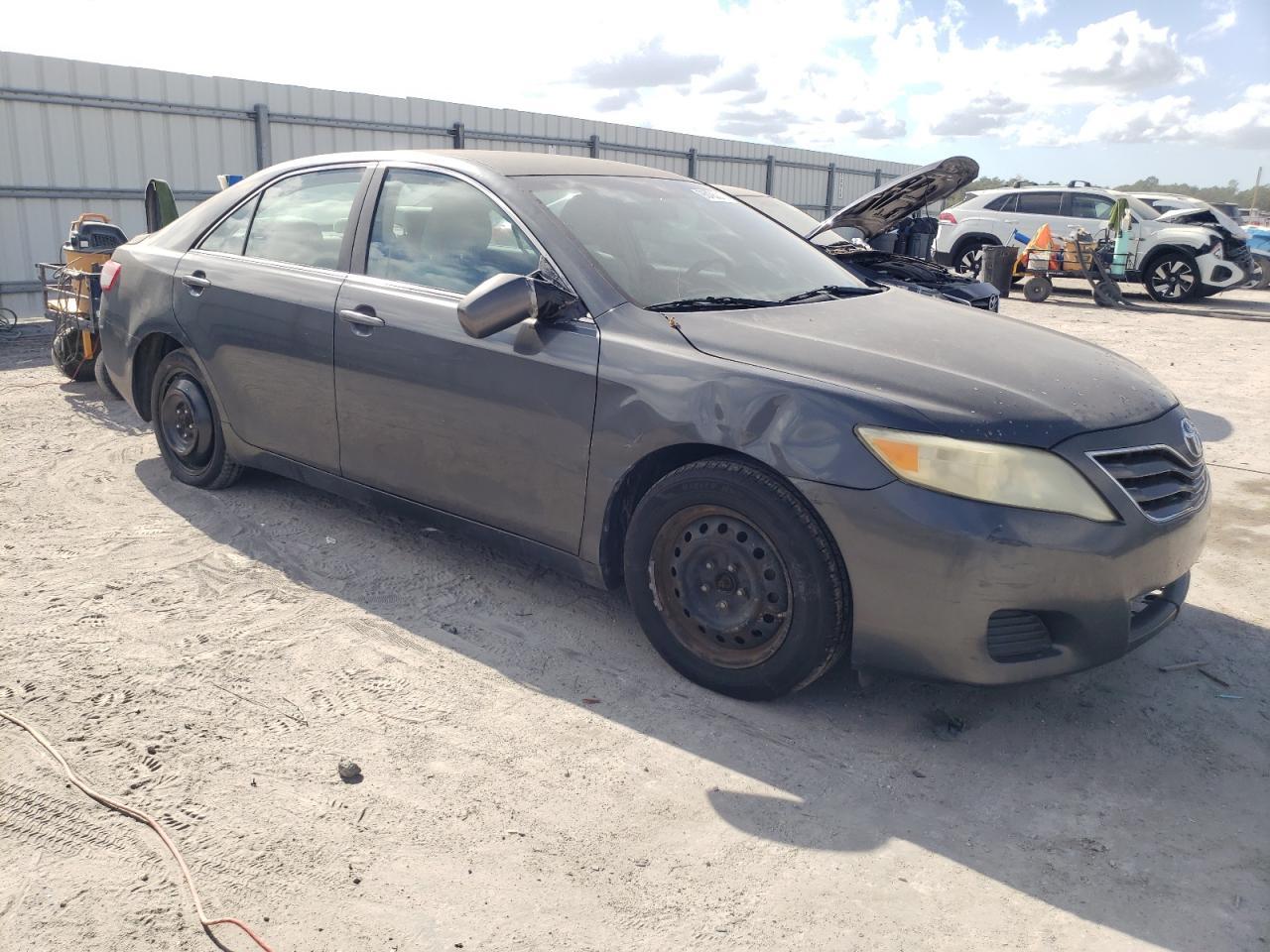 2010 Toyota Camry Le - Фото 4
