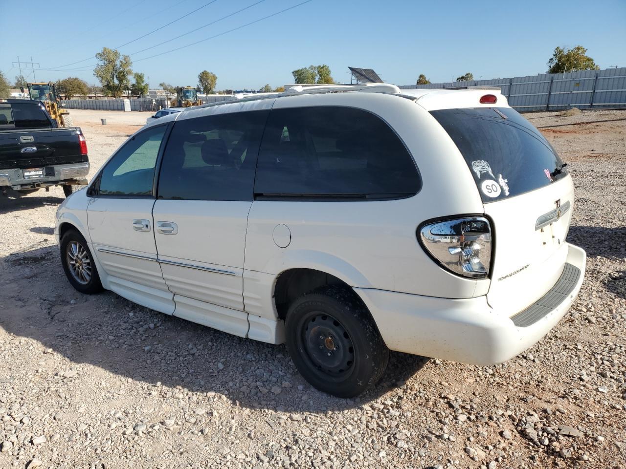 2002 Chrysler Town & Country Limited - Фото 2