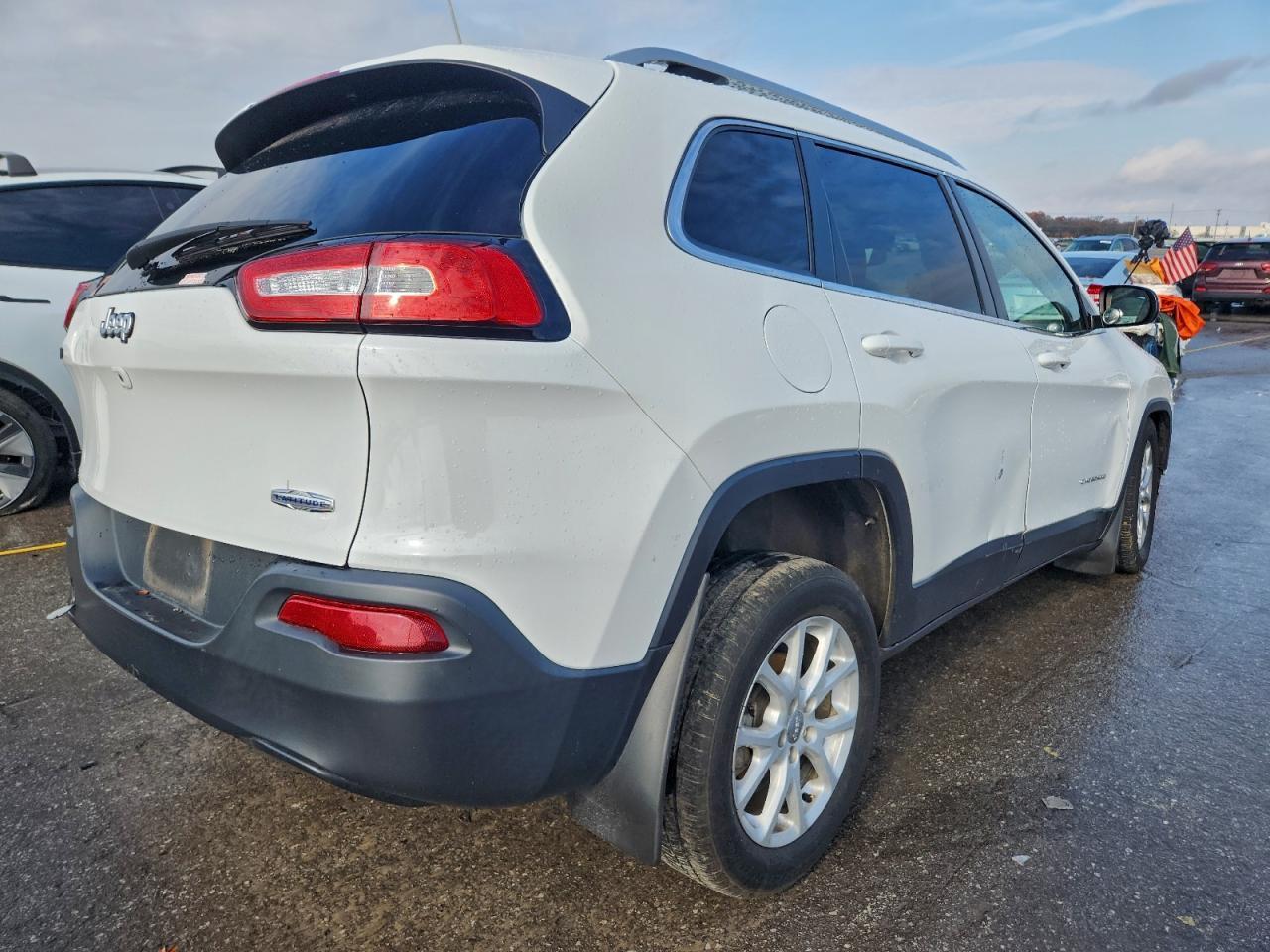 2016 Jeep Cherokee Latitude - Image 3