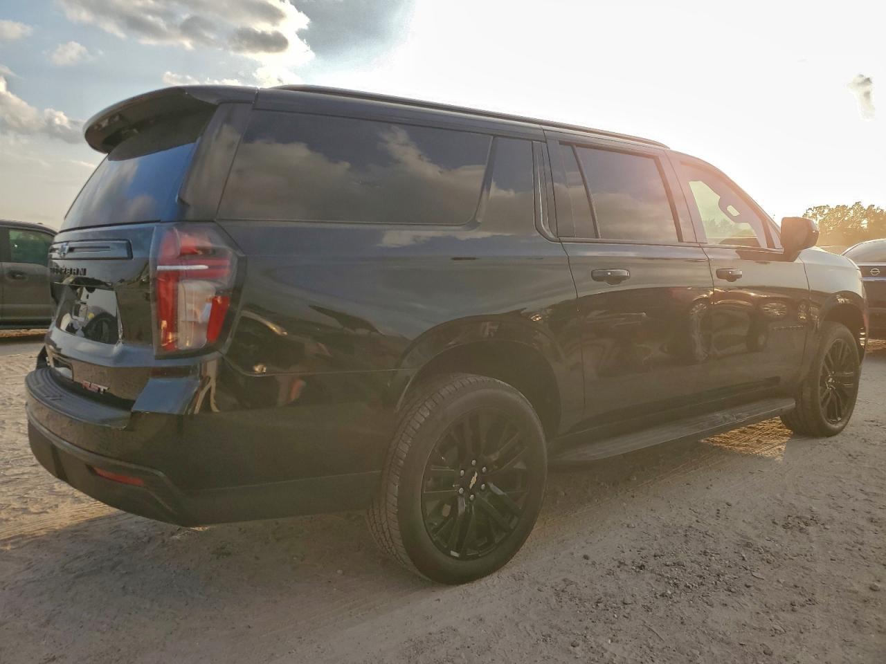 2023 Chevrolet Suburban C1500 Rst - Фото 3