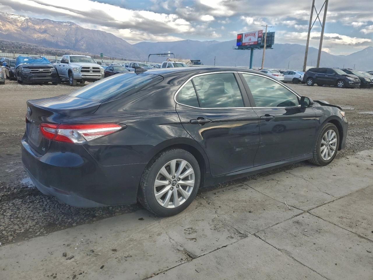 2020 Toyota Camry Le - Фото 3