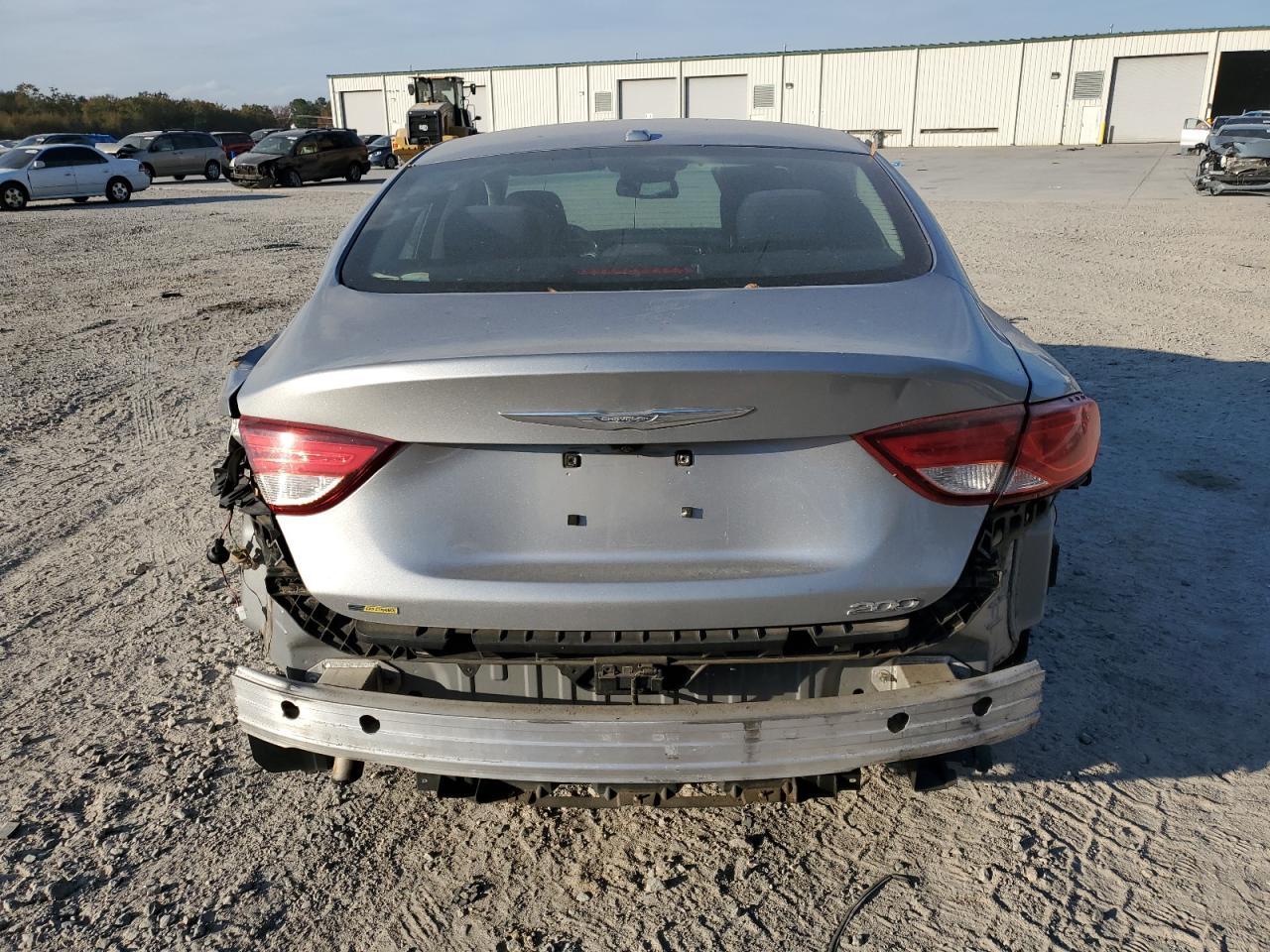 2015 Chrysler 200 Limited - Фото 6