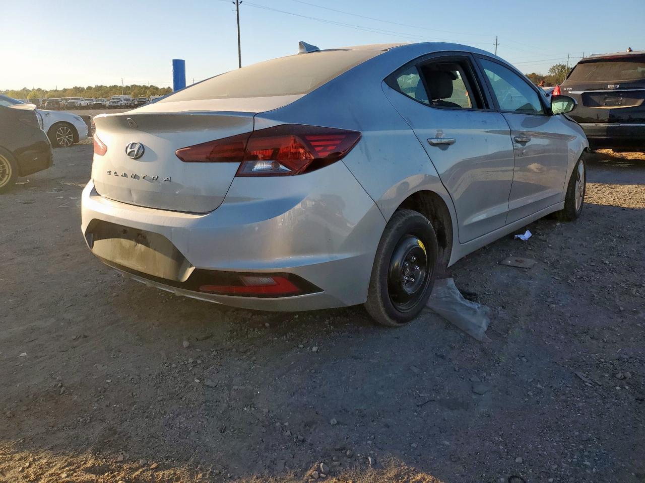 2019 Hyundai Elantra Sel - Image 3