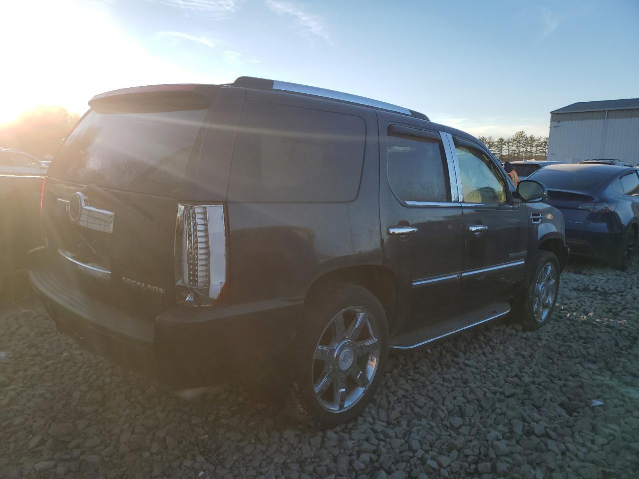 2008 Cadillac Escalade Luxury - Image 3