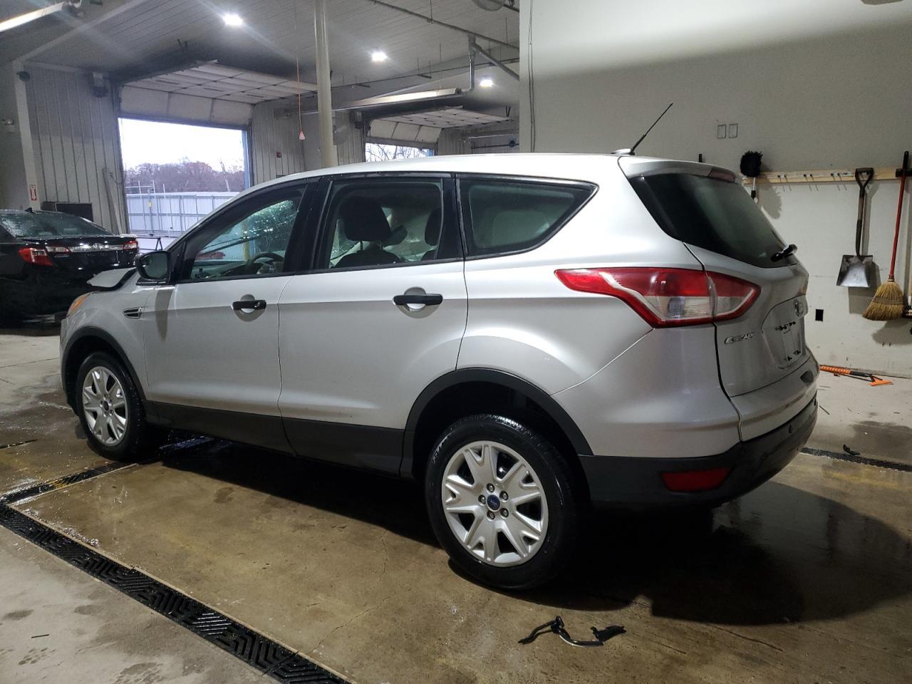 2013 Ford Escape S - Фото 2