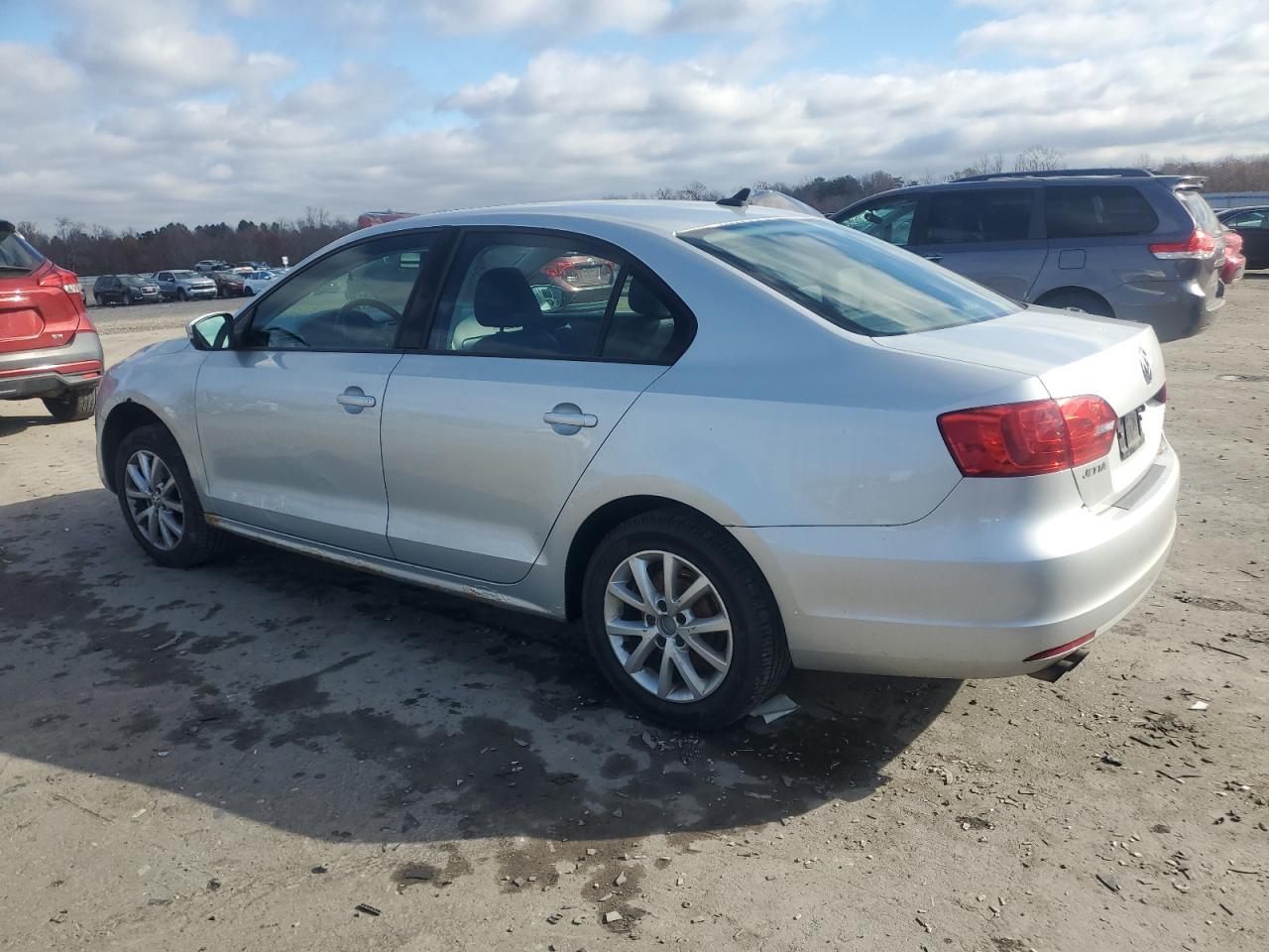 2011 Volkswagen Jetta - Image 2