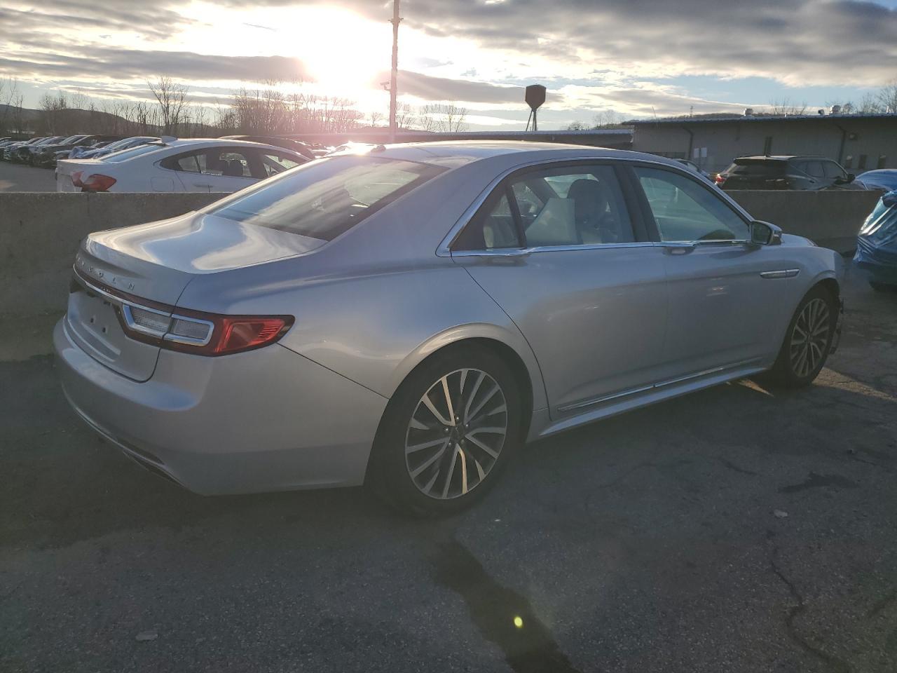 2017 Lincoln Continental Select - Фото 3