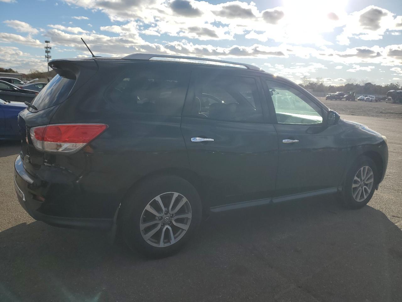 2014 Nissan Pathfinder S - Image 3